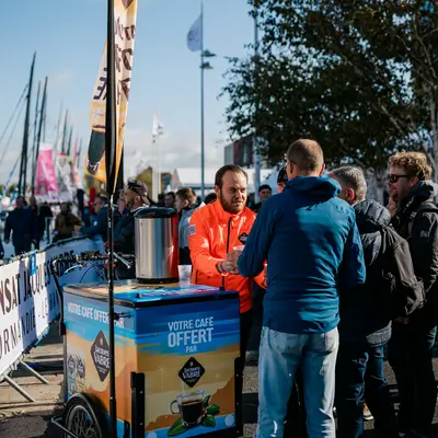 Distribution de café sur le village