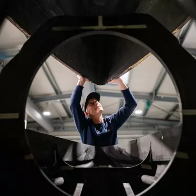 Armel Tripon et son nouvel Imoca (Crédit Jean-Louis Carli)