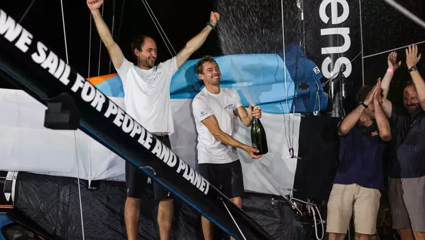 Thomas Ruyant et Morgan Lagravière (For People), vainqueurs dans la catégorie IMOCA