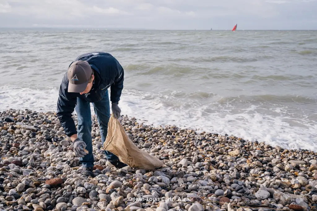 BD-TCO25_BeachCleaning_Surfrider